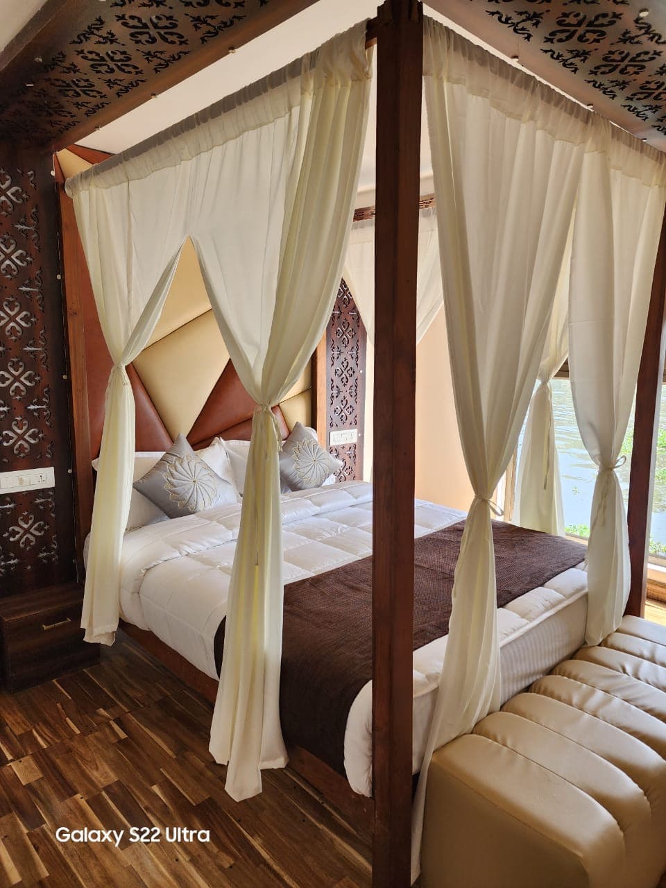 TopStays Premium Houseboat